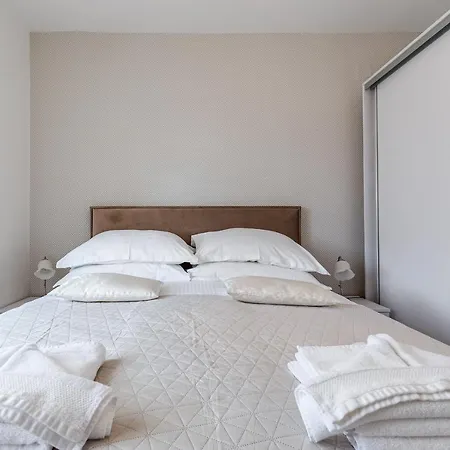 Elegant Two Bedroom Apartamento *